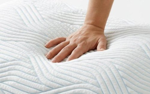 Hand on material TEMPUR ORIGINAL PILLOW WITH SMARTCOOL TECHNOLOGY smart cool